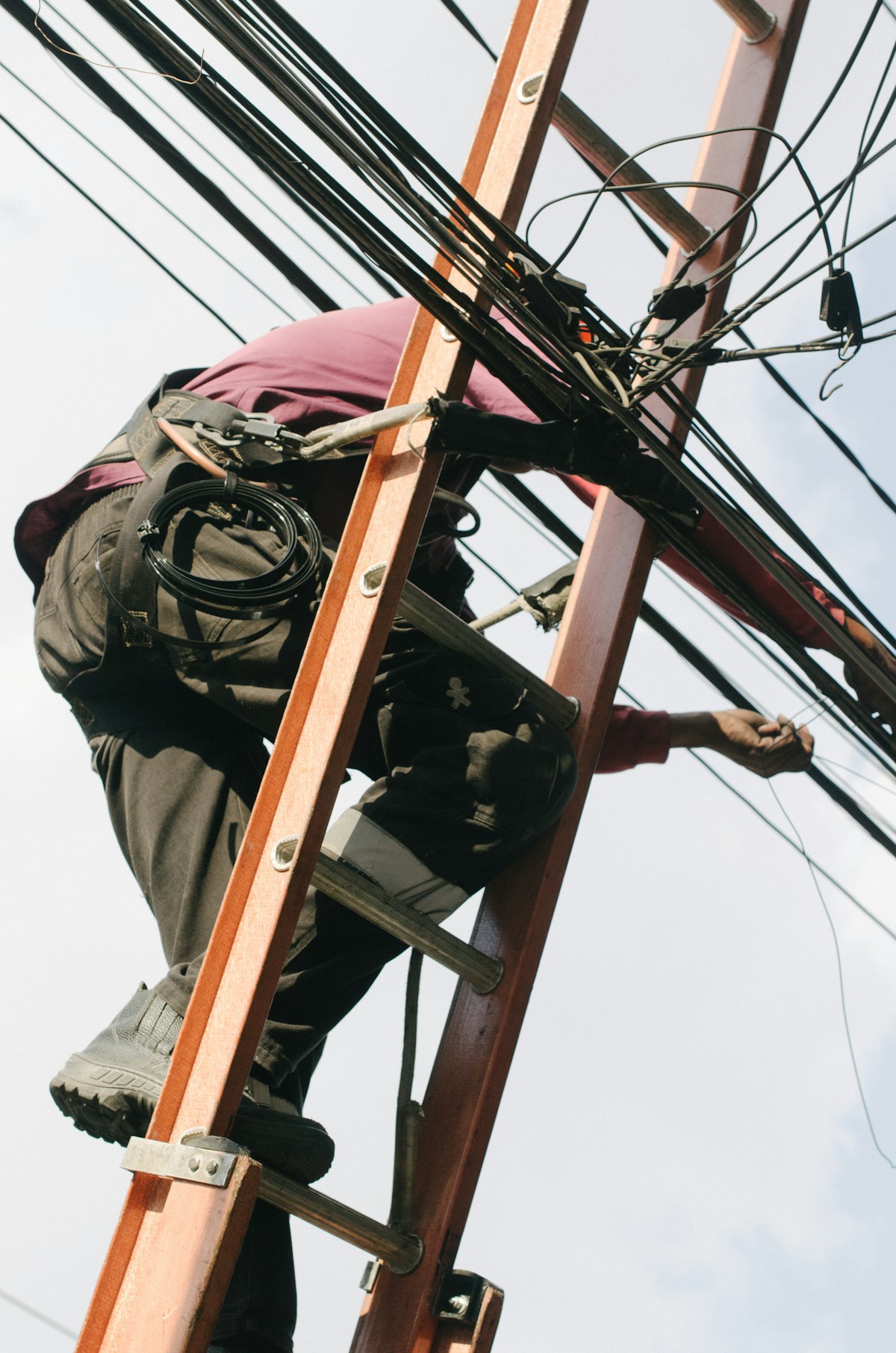 Technicien intervenant sur des lignes électriques
